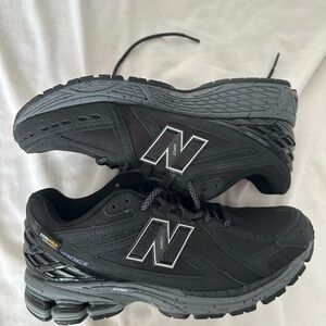 New Balance Men's Black and Gray Athletic Shoes